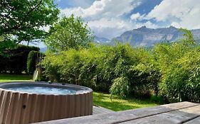Appartement avec jacuzzi dans chalet privé, grande terrasse, parking gratuit